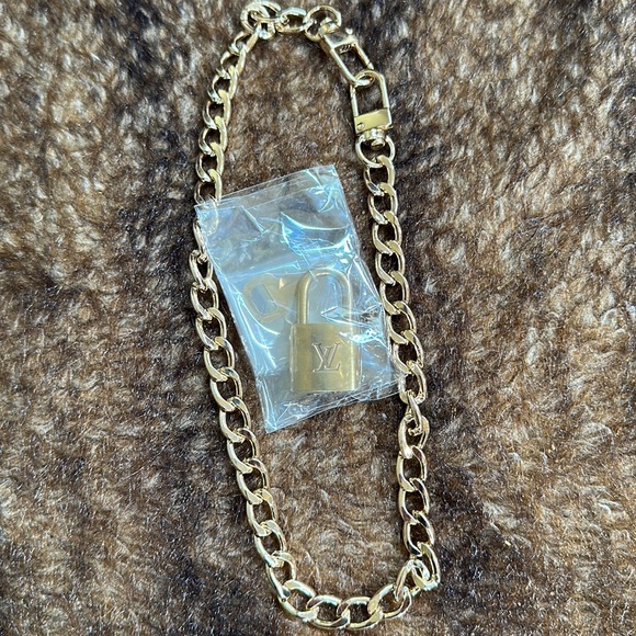 Louis Vuitton lock and key with gold tone chain - Picture 6 of 8